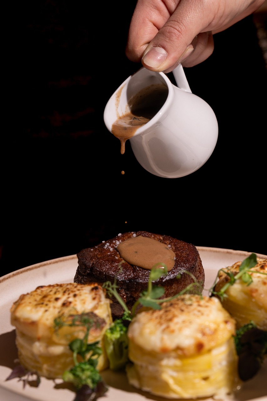 Plat de viande et pommes de terre servi aux Turbines