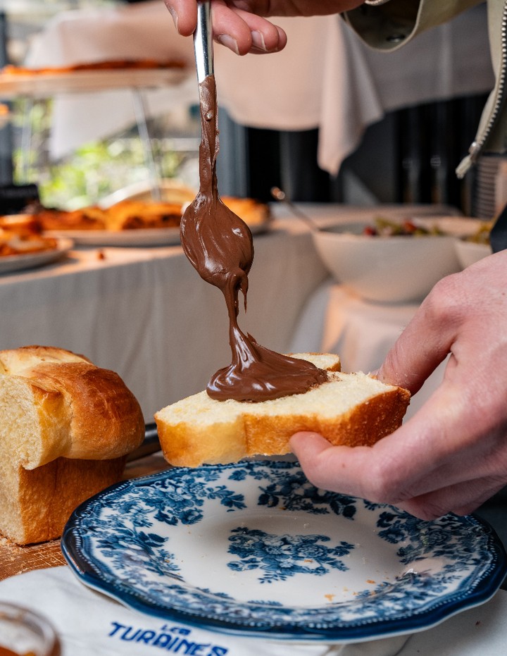Brioche recouverte de pâte à tartiner au brunch des Turbines