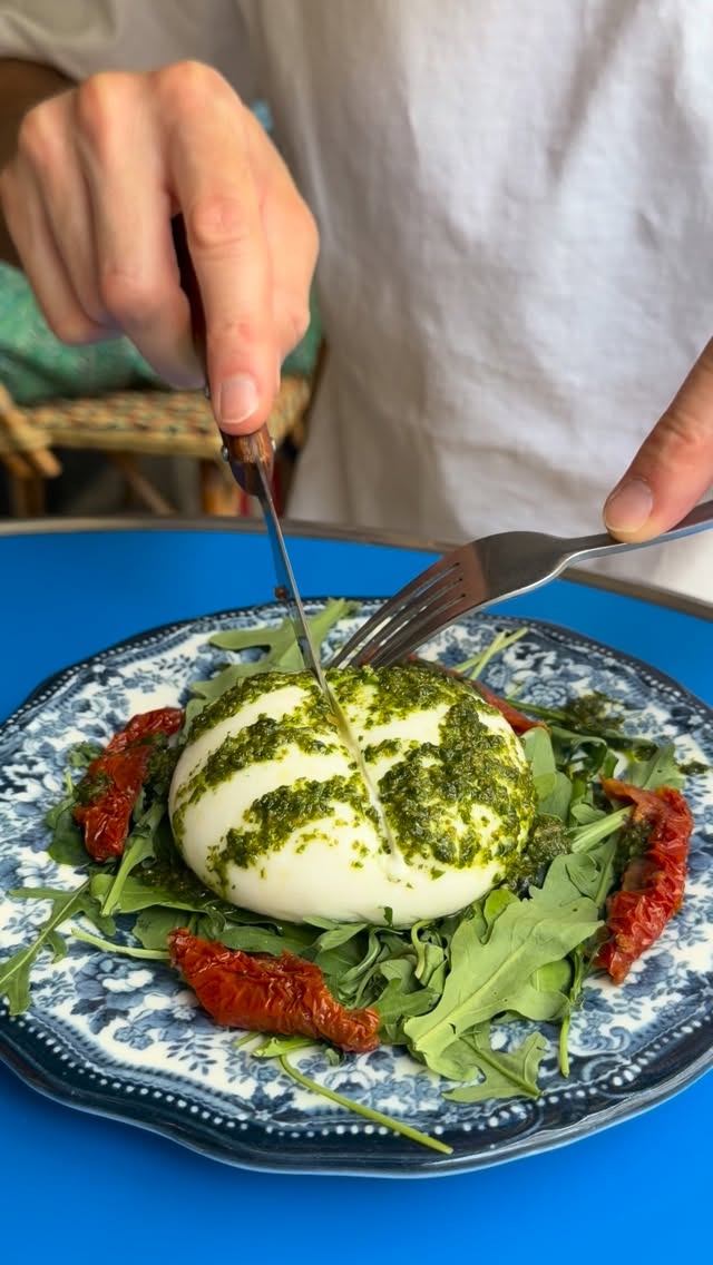 Burrata au pesto et tomates séchées servie aux Turbines