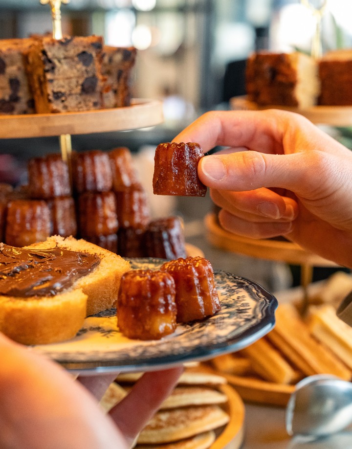 Cannelés et brioche au chocolat du buffet sucré des Turbines