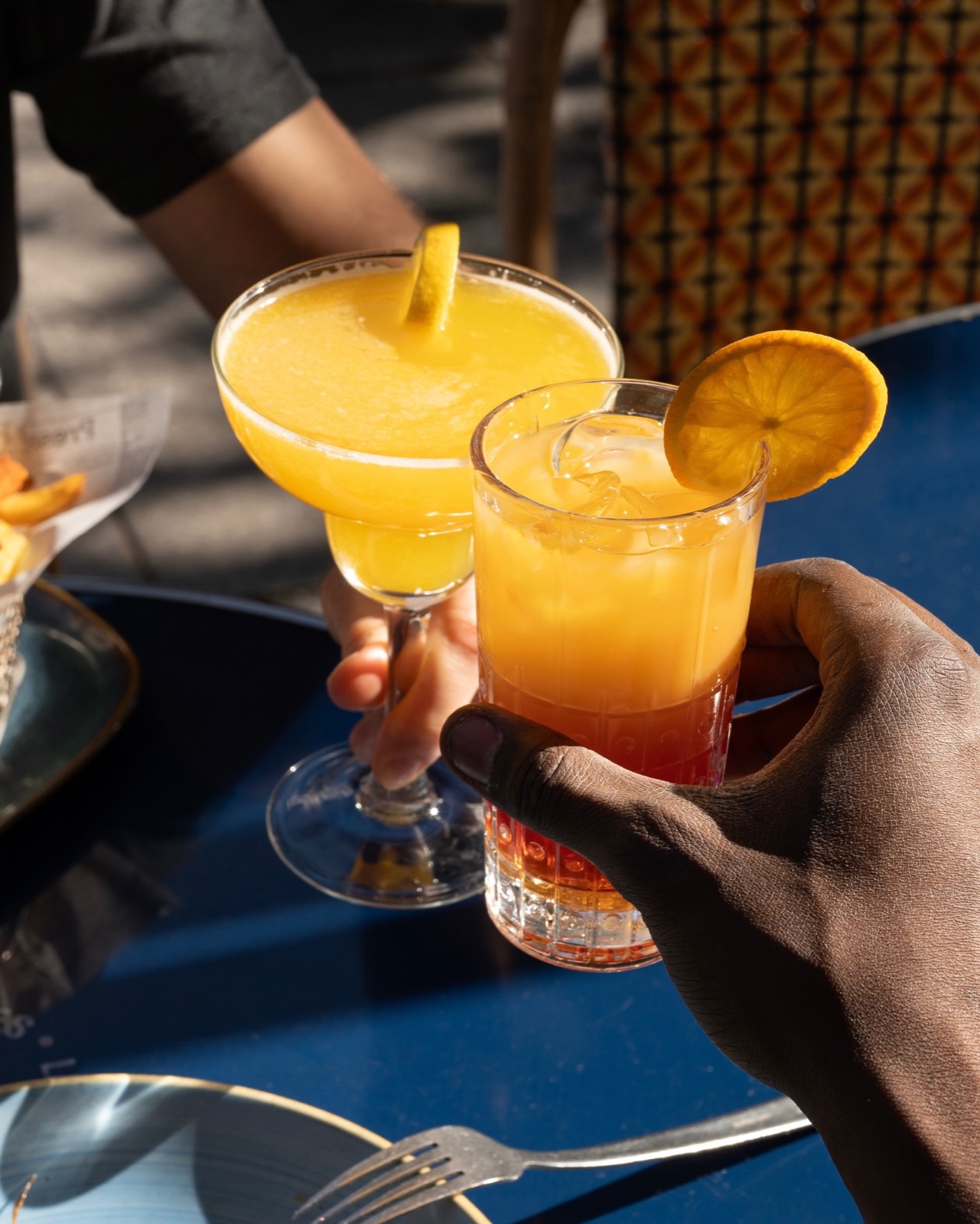 Deux cocktails orange dégustés en terrasse aux Turbines