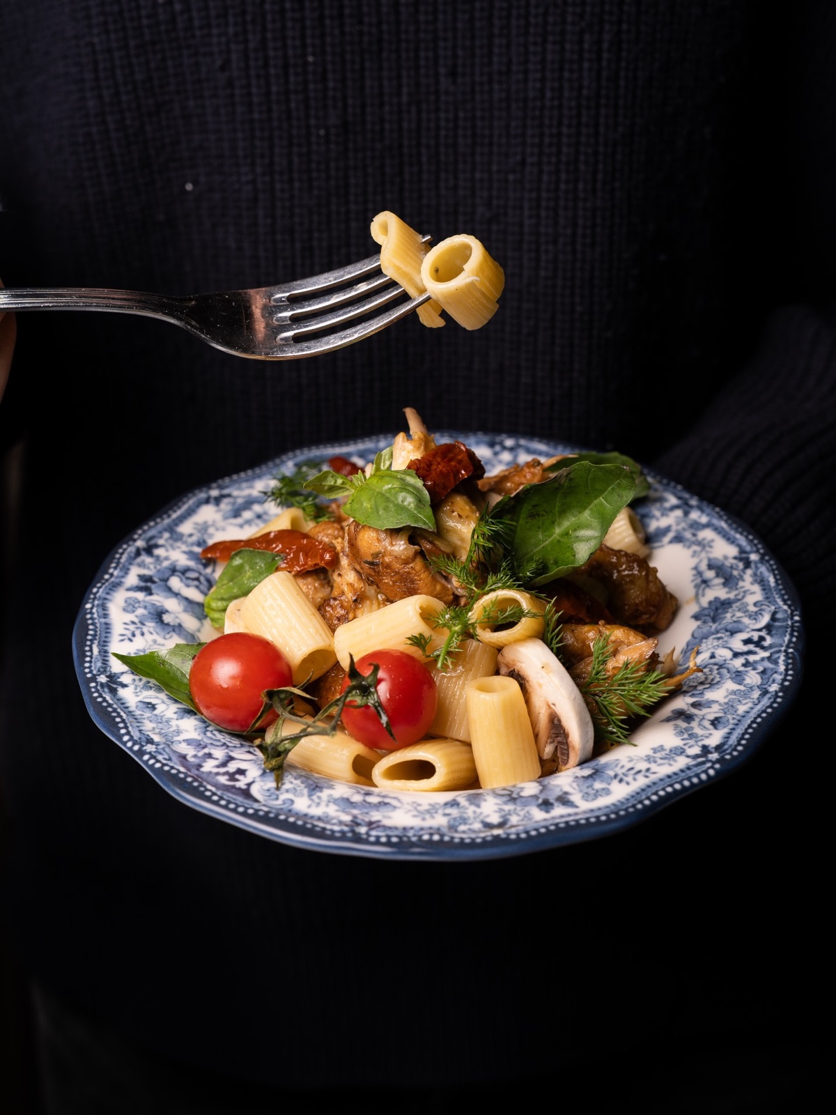 Assiette de pâtes aux tomates et au basilic servie aux Turbines
