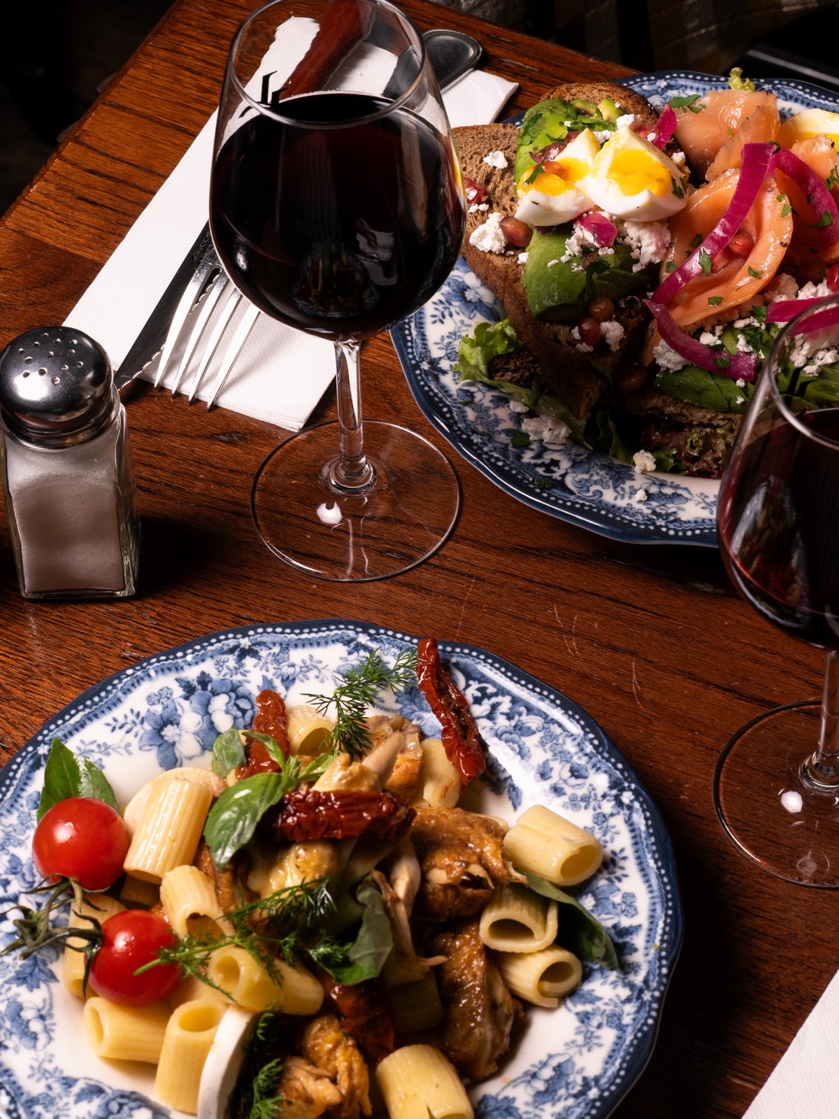 Table dressée avec plats maison et verres de vin aux Turbines