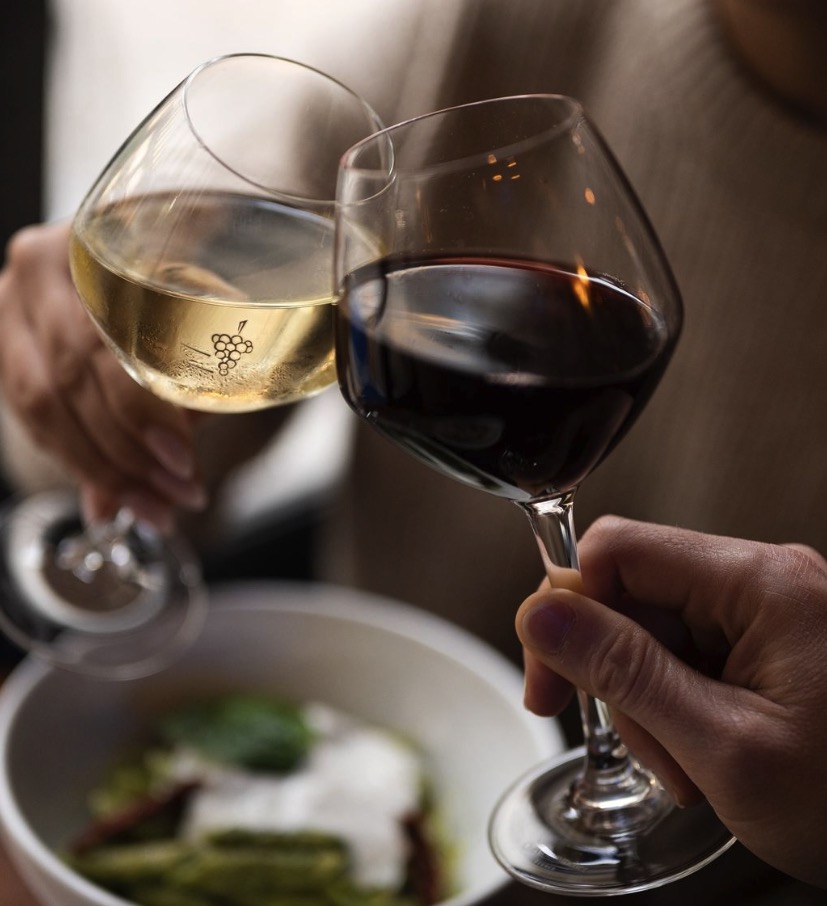 Ambiance conviviale autour d’un verre aux Turbines
